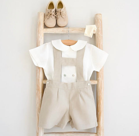 Oliver shorts in sand